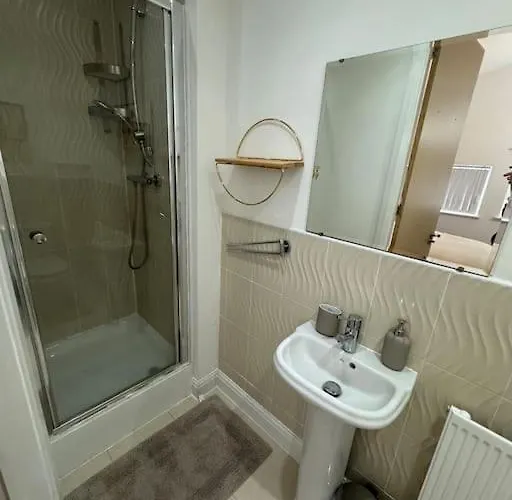 3 Bedroom House With Free Parking Prázdninový dům *