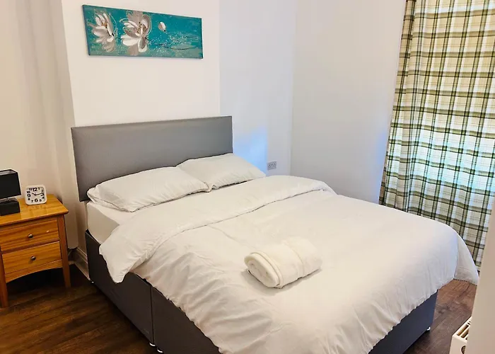 Charming Double Bed In New Moston Panzió