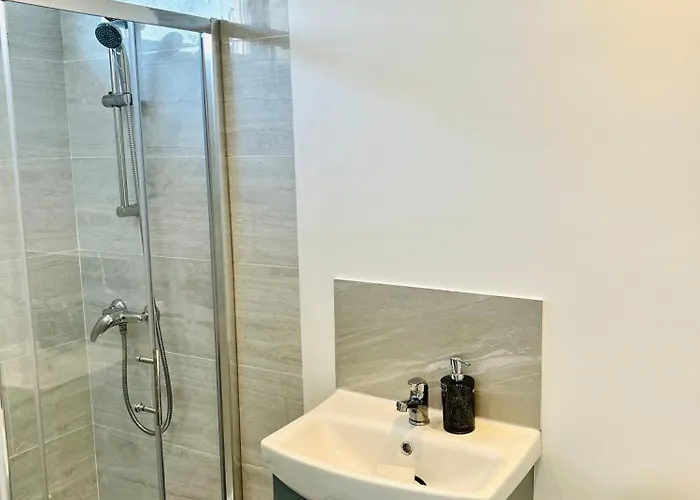 Charming Double Bed In New Moston Bed and breakfast Mánchester