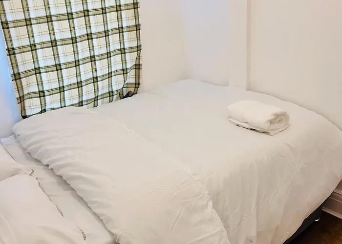 Charming Double Bed In New Moston Panzió Manchester