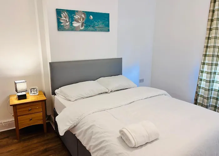 Charming Double Bed In New Moston Bed and breakfast