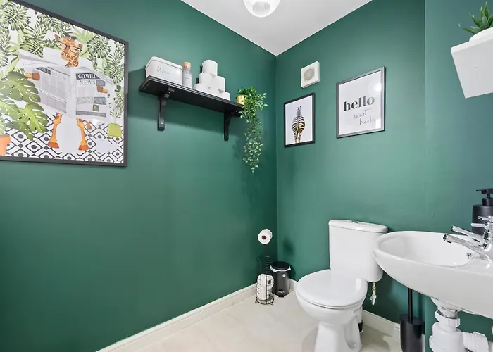 Superb Two Bedroom House Near Etihad & Coop Live - Free Parking Apartament