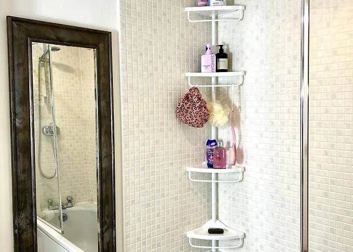 Cozy Private With Private Bathroom & Free Parking In Salford!