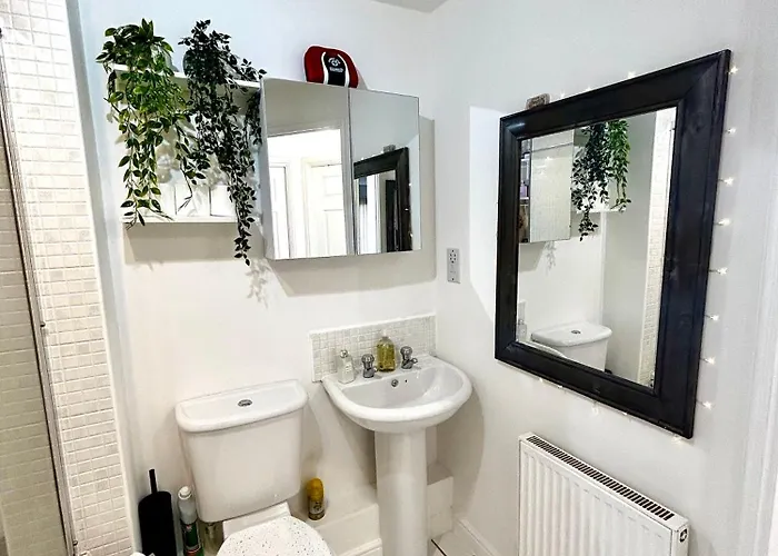 Cozy Private With Private Bathroom & Free Parking In Salford!