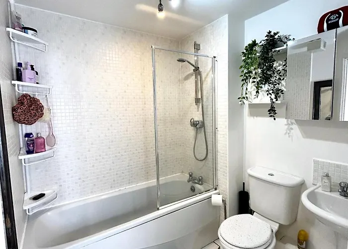 Cozy Private With Private Bathroom & Free Parking In Salford! *