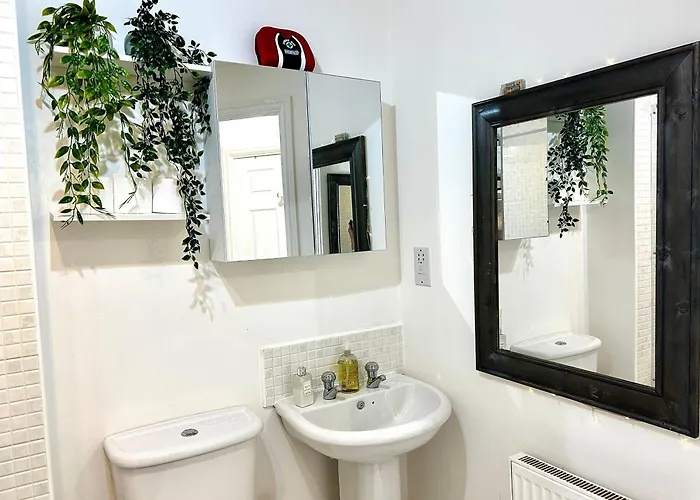 Cozy Private With Private Bathroom & Free Parking In Salford! Apartament