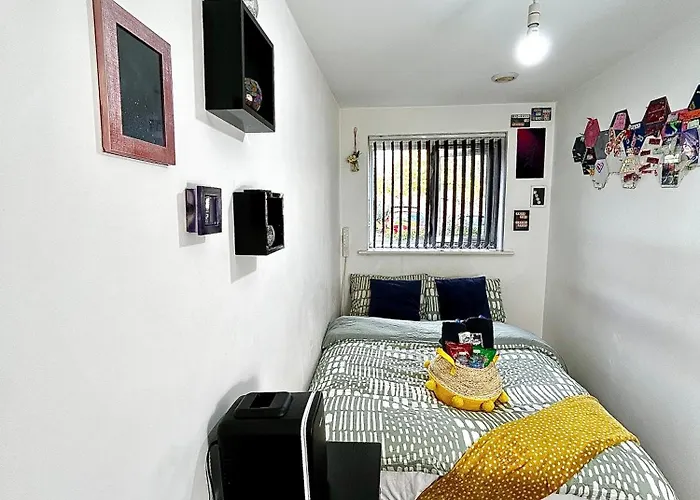 Cozy Private With Private Bathroom & Free Parking In Salford!