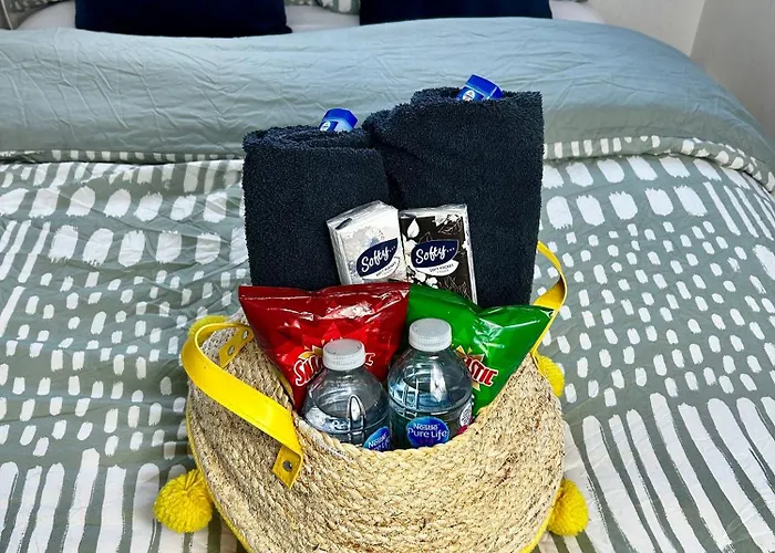 Cozy Private With Private Bathroom & Free Parking In Salford!