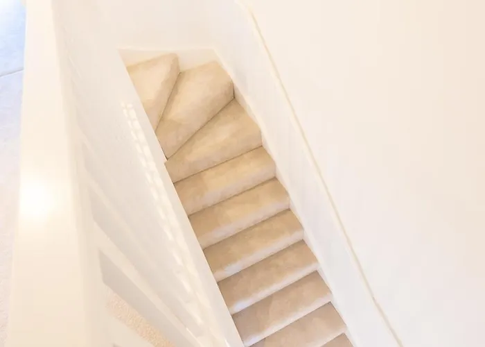 Stunning Modern 3 Bedroom Townhouse - Perfect Getaway 度假居 *