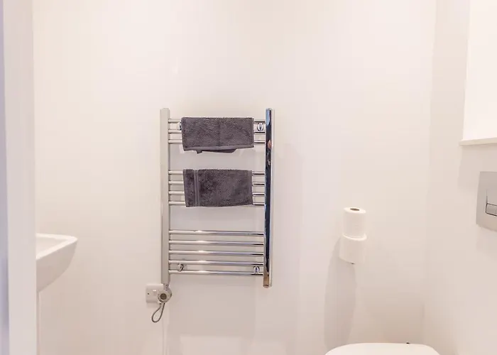 Stunning Modern 3 Bedroom Townhouse - Perfect Getaway 度假居 *