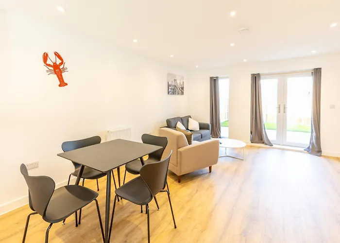 Stunning Modern 3 Bedroom Townhouse - Perfect Getaway 度假居