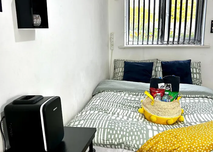 Convenient Private Bed, Bath & Parking Included * Manchester