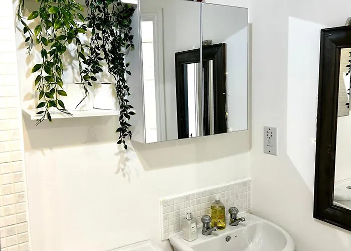 Convenient Private Bed, Bath & Parking Included * Manchester