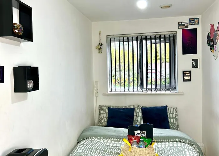 Convenient Private Bed, Bath & Parking Included * Manchester