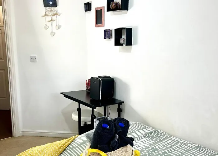 Convenient Private Bed, Bath & Parking Included * Manchester