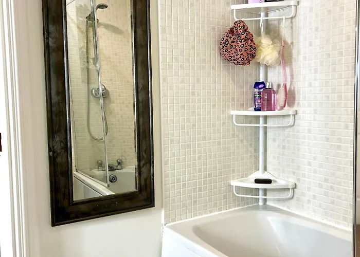 Convenient Private Bed, Bath & Parking Included Séjour chez l'habitant *