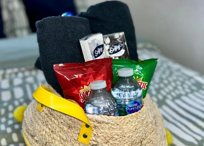 Convenient Private Bed, Bath & Parking Included Quarto em Acomodações Particulares