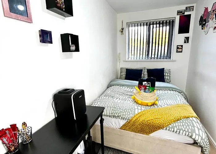 Quarto em Acomodações Particulares Convenient Private Bed, Bath & Parking Included *