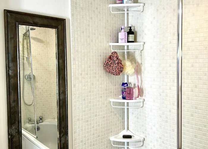 Convenient Private Bed, Bath & Parking Included Séjour chez l'habitant *