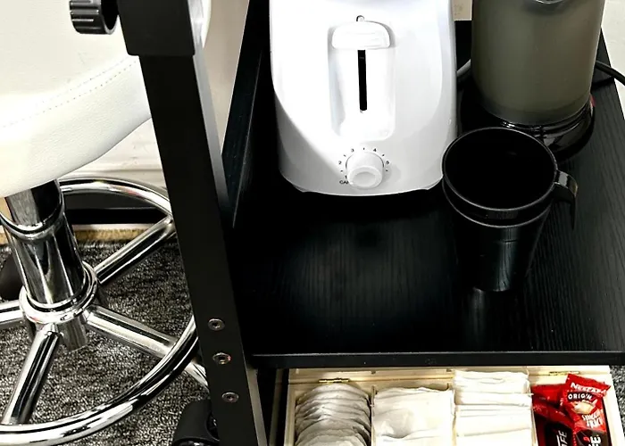 Convenient Private Bed, Bath & Parking Included * Manchester