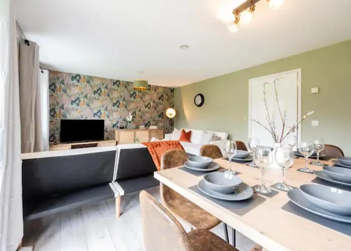 Charming Whitehurst Drive Nest In Manchester