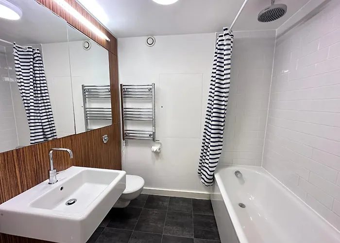 Private Garden With Geodome * Manchester