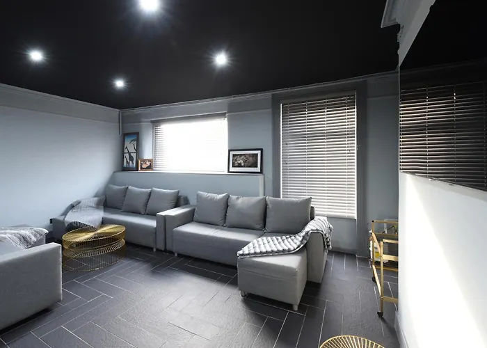 Swan Street Sleeps 23 Apartment *