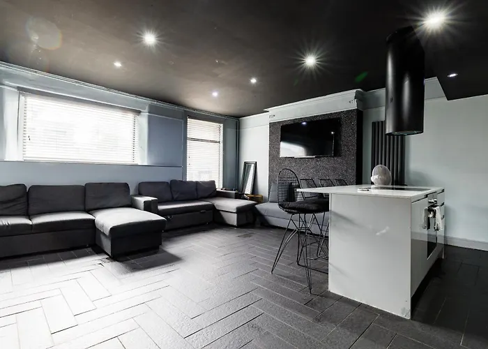 Swan Street Sleeps 23 *