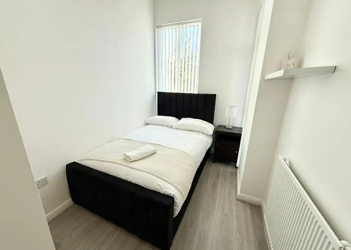 3 Bedroom House With Free Parking *