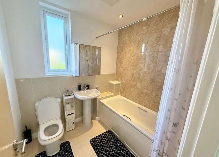 3 Bedroom House With Free Parking *