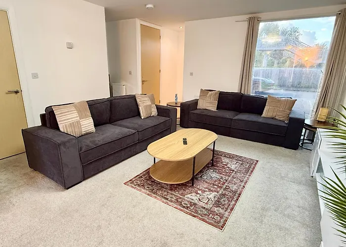 3 Bedroom House With Free Parking