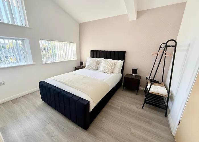 3 Bedroom House With Free Parking *