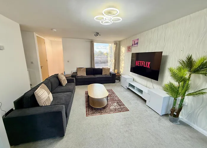 3 Bedroom House With Free Parking