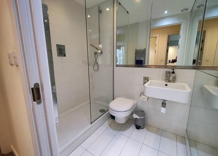 Free Private Parking - City Centre 2 Bedroom Ensuite Near Shopping & Financial Centre, Victoria Station & Ao Μάντσεστερ