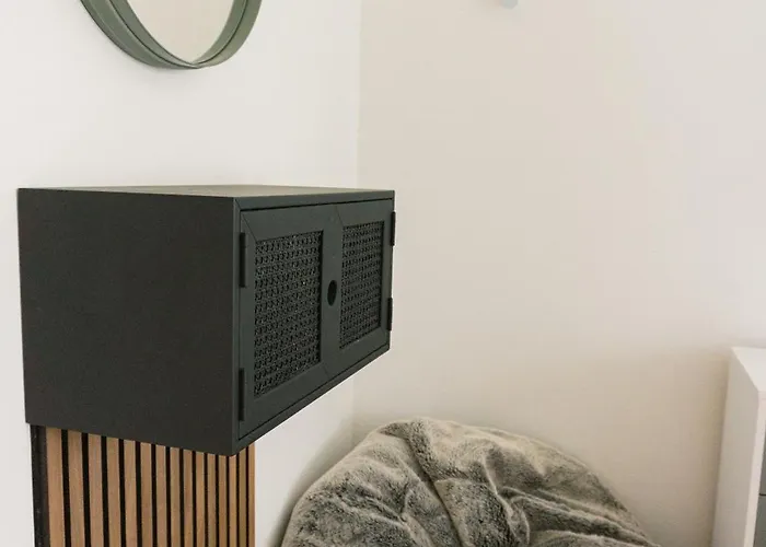 Manchester's Luxurious 2-bed Haven With Balcony - Canal Views & Proximity To United 아파트