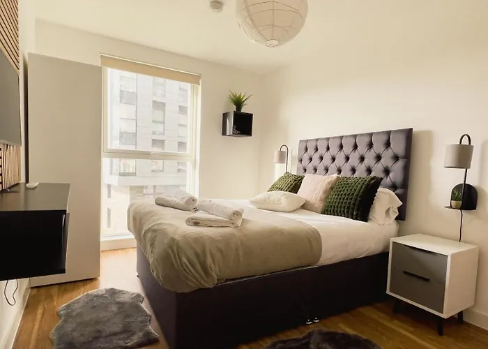 Apartament Manchester's Luxurious 2-bed Haven With Balcony - Canal Views & Proximity To United *