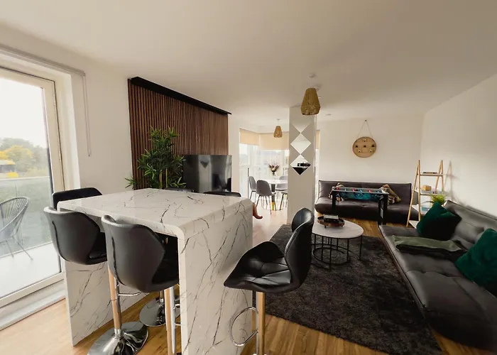 Manchester's Luxurious 2-bed Haven With Balcony - Canal Views & Proximity To United Apartament Manchester