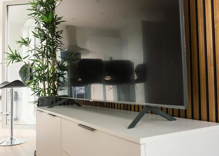 Manchester's Luxurious 2-bed Haven With Balcony - Canal Views & Proximity To United *