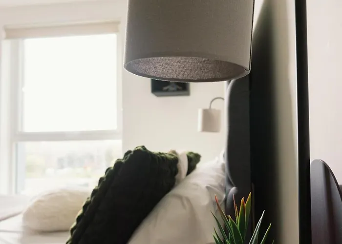 Manchester's Luxurious 2-bed Haven With Balcony - Canal Views & Proximity To United