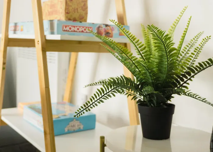 Apartament Manchester's Luxurious 2-bed Haven With Balcony - Canal Views & Proximity To United *