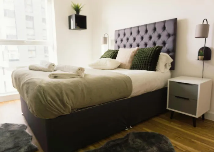 Manchester's Luxurious 2-bed Haven With Balcony - Canal Views & Proximity To United *