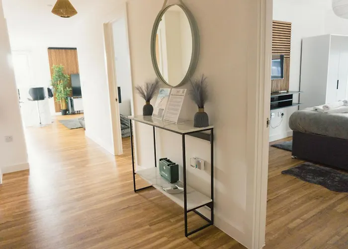 Manchester's Luxurious 2-bed Haven With Balcony - Canal Views & Proximity To United