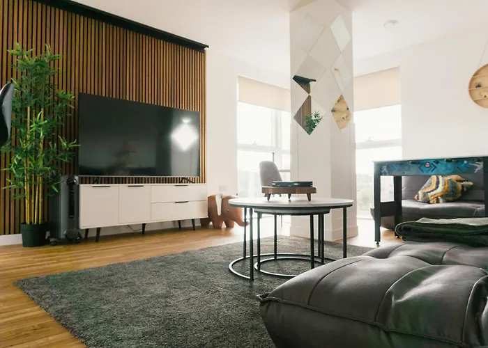 Manchester's Luxurious 2-bed Haven With Balcony - Canal Views & Proximity To United Apartament