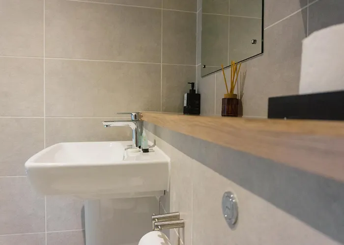 아파트 Manchester's Luxurious 2-bed Haven With Balcony - Canal Views & Proximity To United