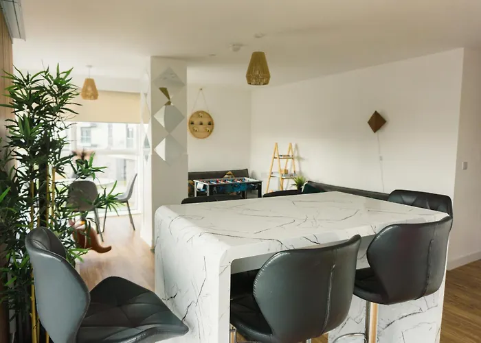 Manchester's Luxurious 2-bed Haven With Balcony - Canal Views & Proximity To United Apartament *