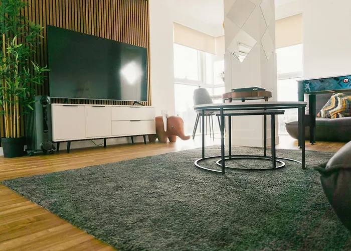 Manchester's Luxurious 2-bed Haven With Balcony - Canal Views & Proximity To United *