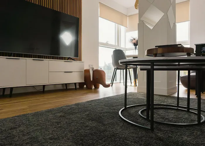 Manchester's Luxurious 2-bed Haven With Balcony - Canal Views & Proximity To United * 맨체스터