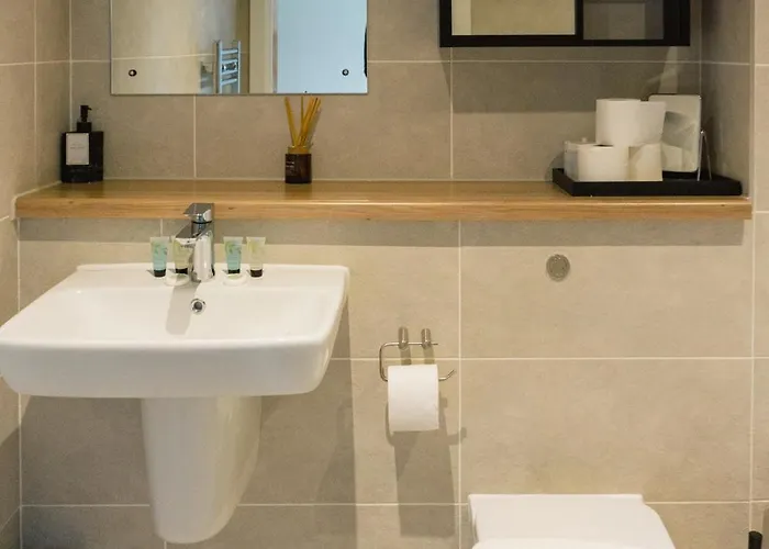 Manchester's Luxurious 2-bed Haven With Balcony - Canal Views & Proximity To United 아파트 맨체스터