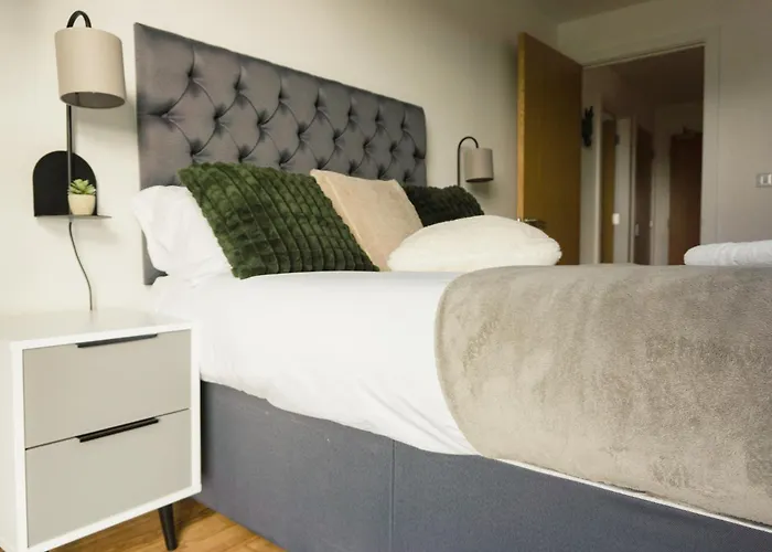 Manchester's Luxurious 2-bed Haven With Balcony - Canal Views & Proximity To United * Manchester