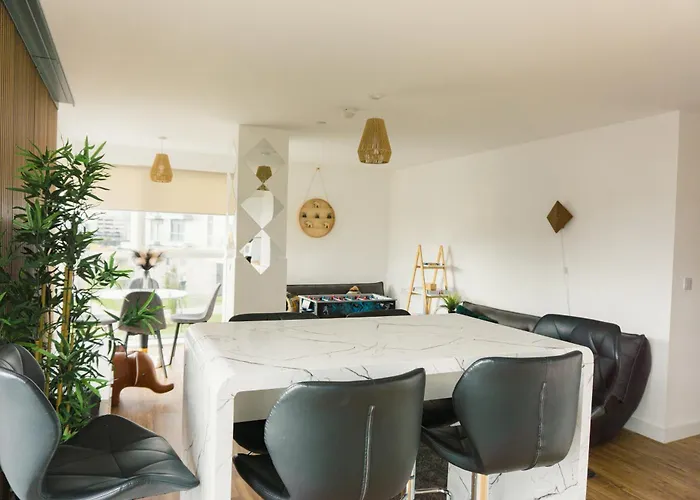 Manchester's Luxurious 2-bed Haven With Balcony - Canal Views & Proximity To United